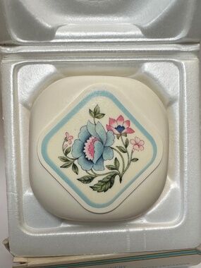 Vintage Avon Broderie Embroidery Soap Gift Set | Perfumed Decal Soap w Box